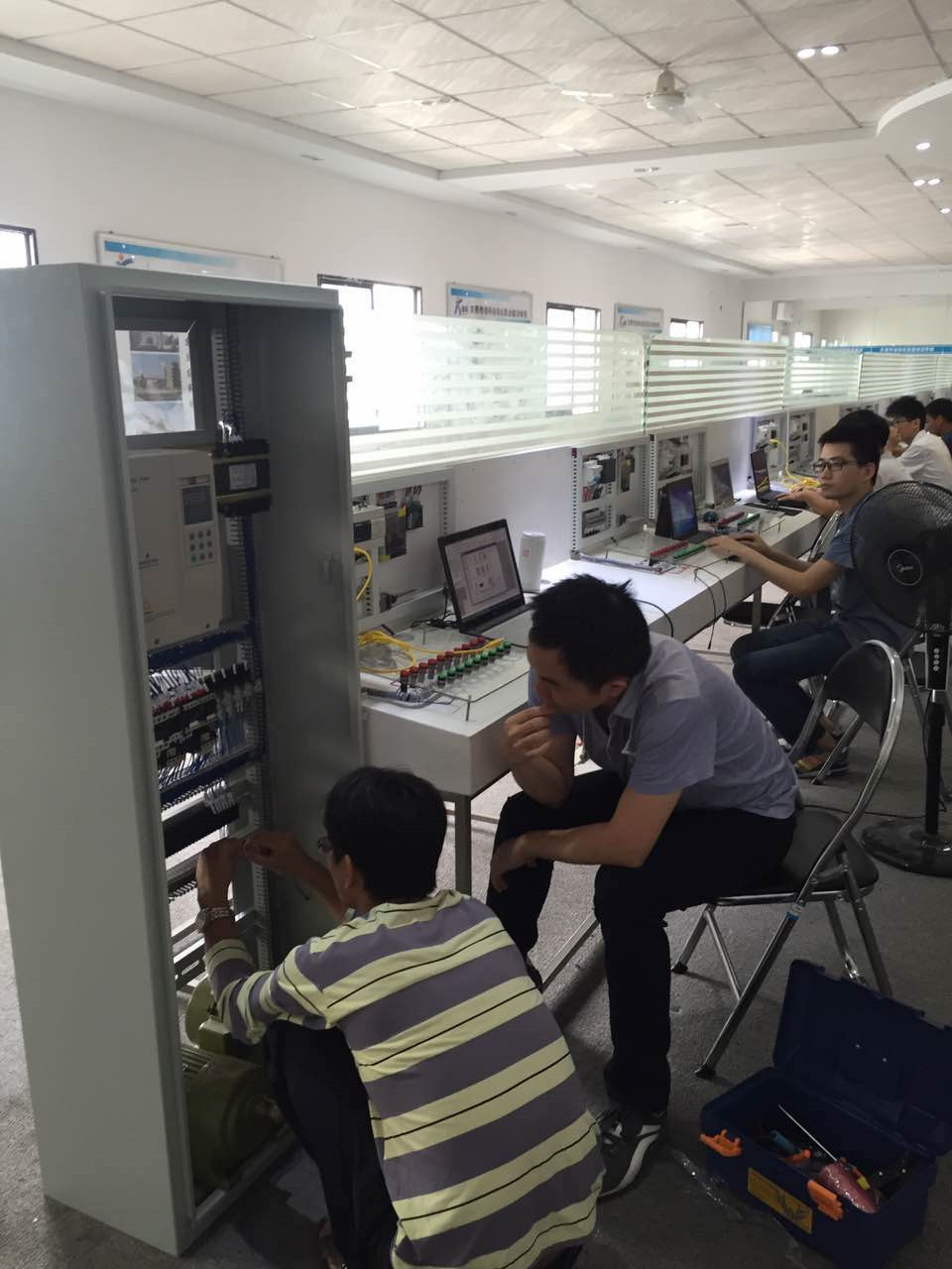 電氣控制柜減速機(jī) 電氣控制柜減速機(jī)