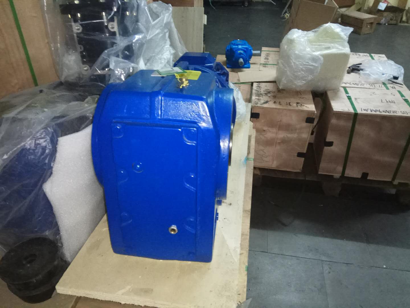 茶葉揉捻機(jī)減速機(jī),齒輪減速機(jī),減速機(jī)K127,K127DRE280M4 茶葉揉捻機(jī)減速機(jī),齒輪減速機(jī),減速機(jī)K127,K127DRE280M4