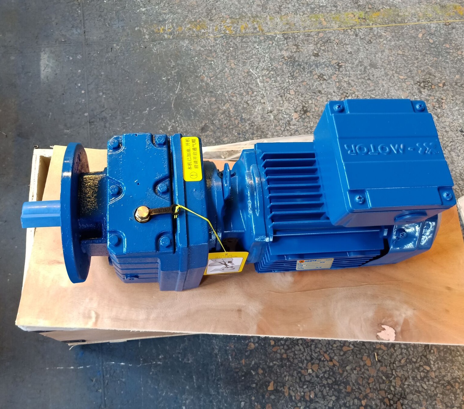 立式齒輪減速電機(jī)4KW 立式齒輪減速電機(jī)4KW