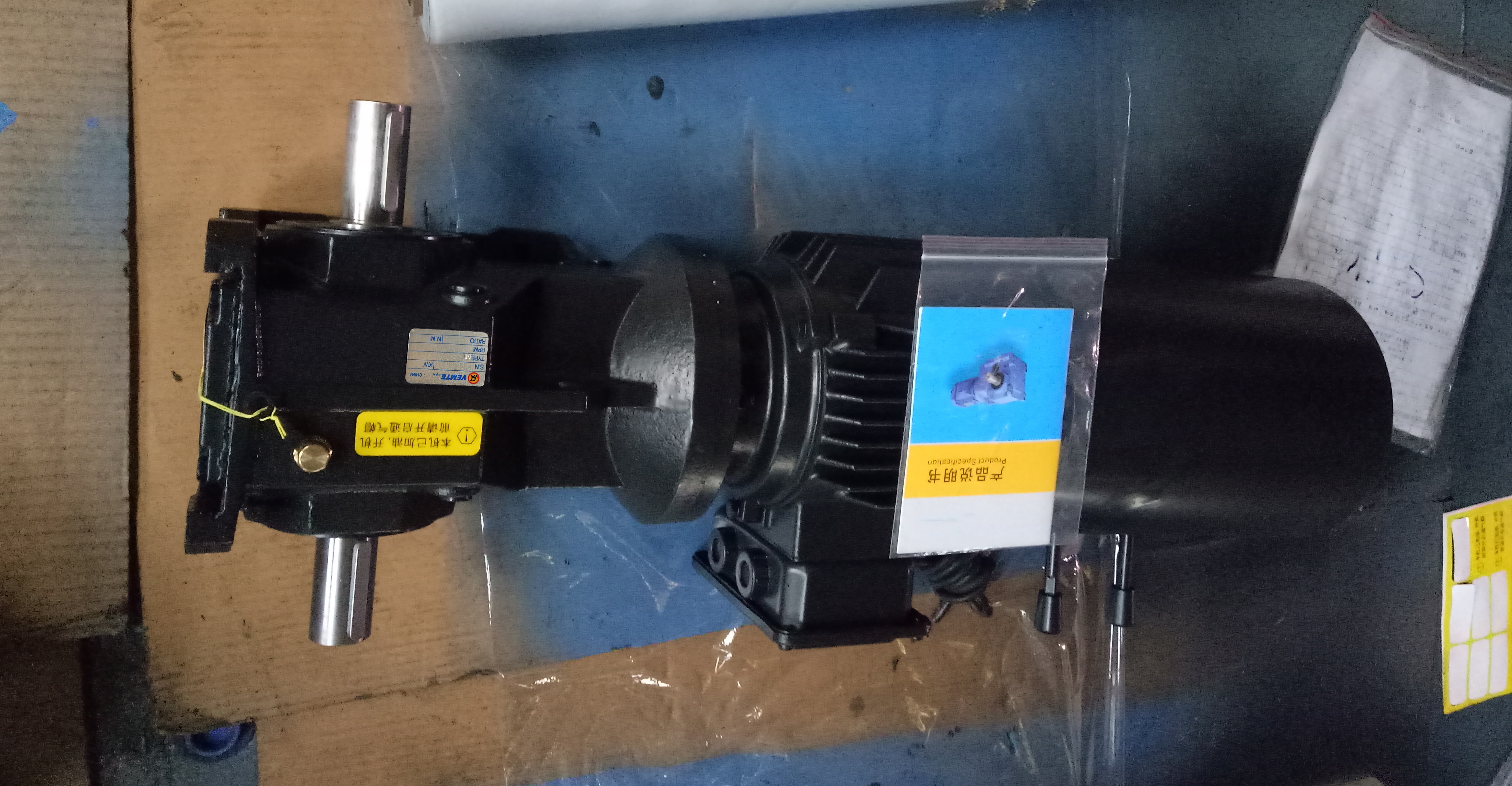 雙出軸減速機,直連減速機,7.5KW減速機,K47減速機,10轉(zhuǎn)減速機 雙出軸減速機,直連減速機,7.5KW減速機,K47減速機,10轉(zhuǎn)減速機