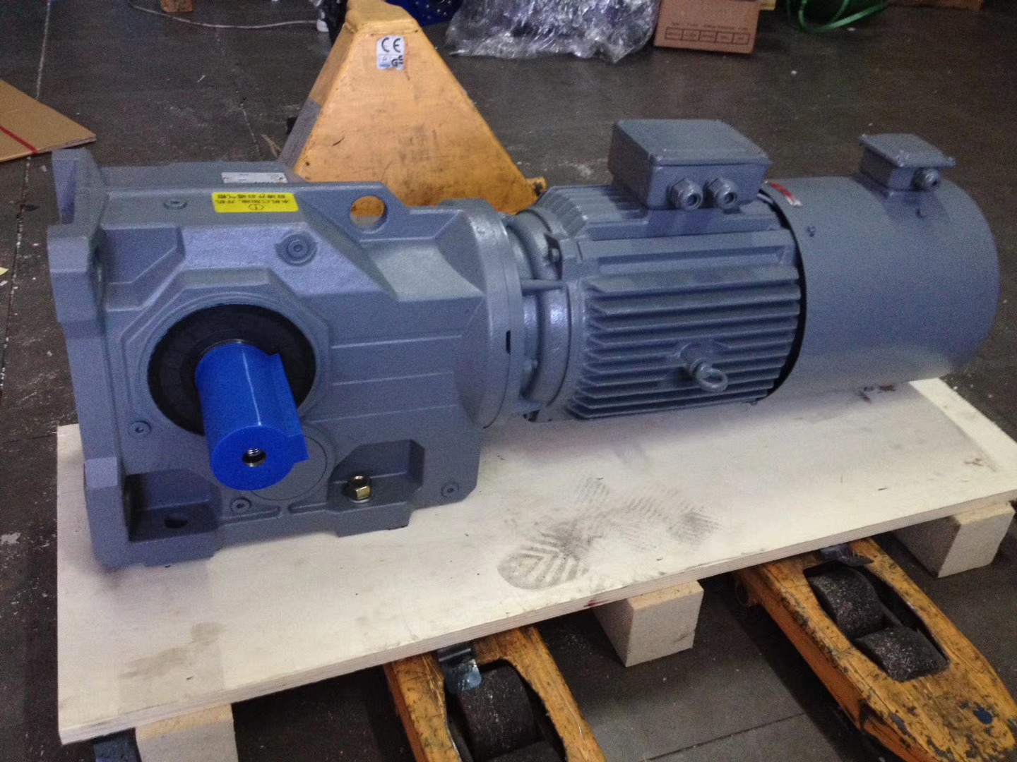 K37Y71M4AD2,120轉(zhuǎn)減速機,300W減速機,K37減速機 K37Y71M4AD2,120轉(zhuǎn)減速機,300W減速機,K37減速機