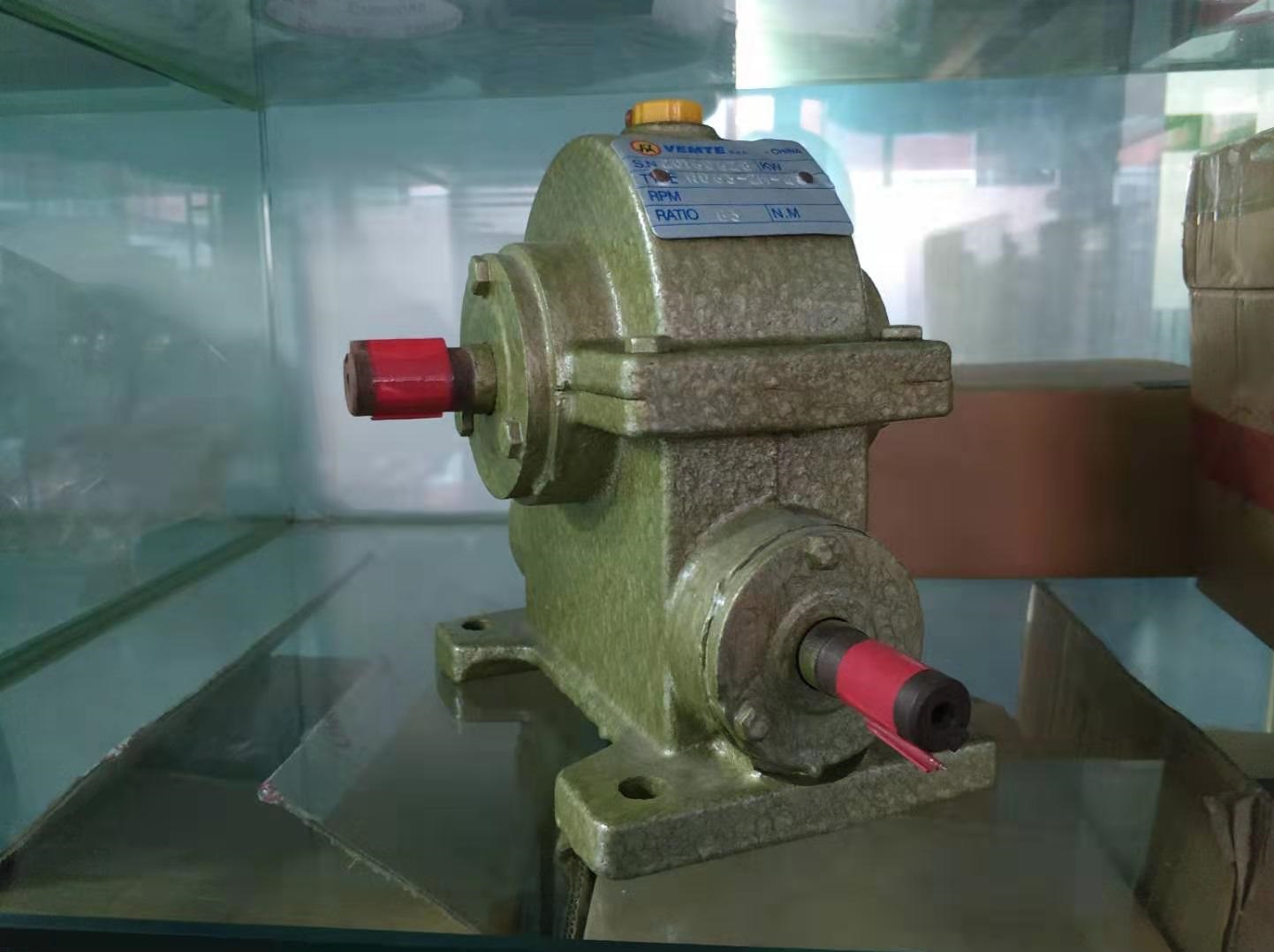 WP鑄鐵蝸輪蝸桿減速機(jī),雙出軸減速機(jī) WP鑄鐵蝸輪蝸桿減速機(jī),雙出軸減速機(jī)