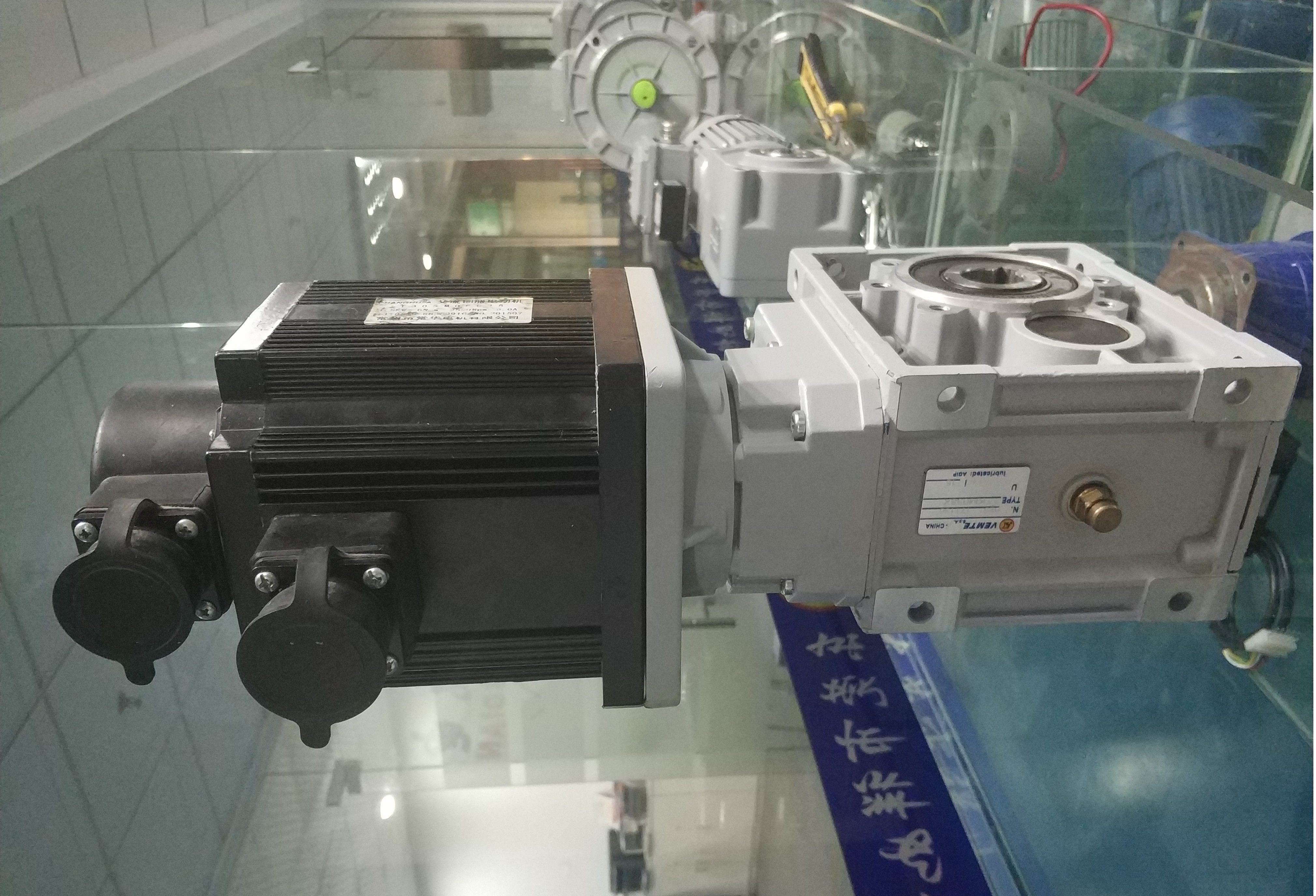 1.5KW伺服電機(jī)減速機(jī),伺服蝸輪蝸桿減速機(jī) 1.5KW伺服電機(jī)減速機(jī),伺服蝸輪蝸桿減速機(jī)