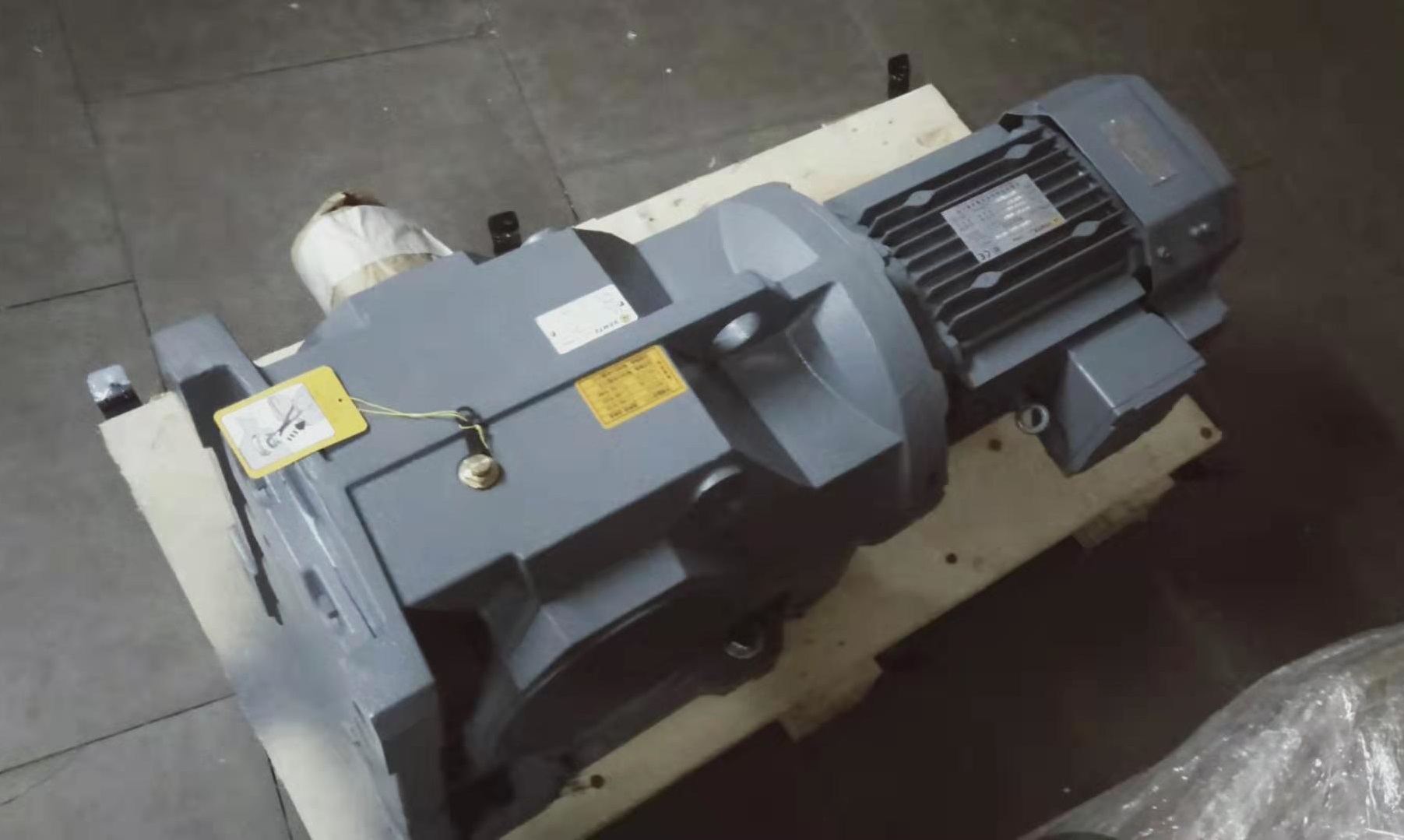 吊裝設(shè)備減速機(jī),齒輪減速機(jī),變頻減速機(jī),電機(jī)減速器 吊裝設(shè)備減速機(jī),齒輪減速機(jī),變頻減速機(jī),電機(jī)減速器