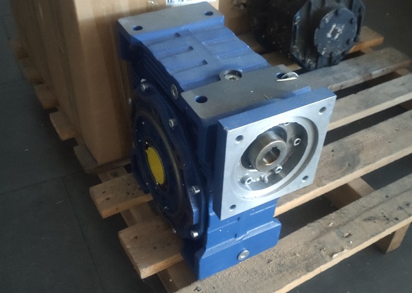 口罩機(jī)減速機(jī),1.5KW減速機(jī),直角減速機(jī),伺服減速機(jī),80比減速機(jī) 口罩機(jī)減速機(jī),1.5KW減速機(jī),直角減速機(jī),伺服減速機(jī),80比減速機(jī)