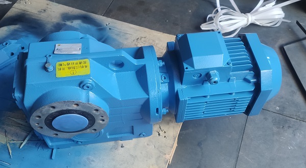 塑料機(jī)減速機(jī),中空減速機(jī),直角減速機(jī),5.5KW減速機(jī) 塑料機(jī)減速機(jī),中空減速機(jī),直角減速機(jī),5.5KW減速機(jī)