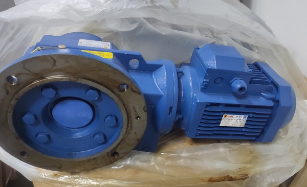 3KW減速機(jī),中空減速機(jī),直角減速器,400比減速機(jī) 3KW減速機(jī),中空減速機(jī),直角減速器,400比減速機(jī)