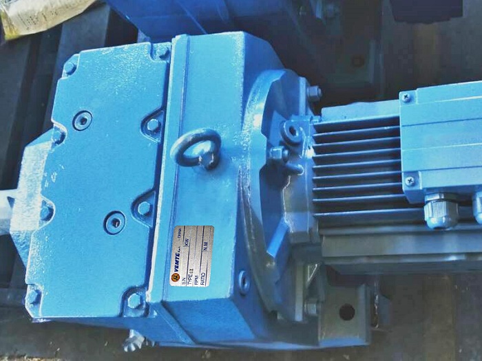 R型齒輪減速機(jī)配上電機(jī) R型齒輪減速機(jī)配上電機(jī)