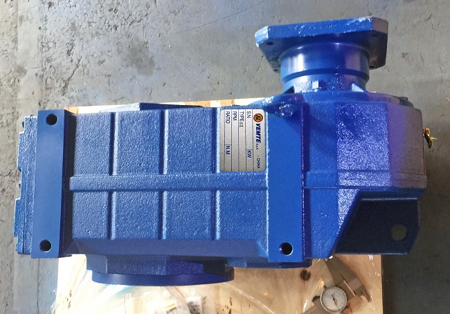 1100W伺服電機(jī)減速機(jī),帶動(dòng)5.5T噸的全混合日糧飼料制備機(jī)伺服減速機(jī) 1100W伺服電機(jī)減速機(jī),帶動(dòng)5.5T噸的全混合日糧飼料制備機(jī)伺服減速機(jī)