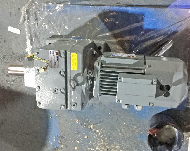 吹塑機(jī)伺服電機(jī)減速機(jī) 吹塑機(jī)伺服電機(jī)減速機(jī)