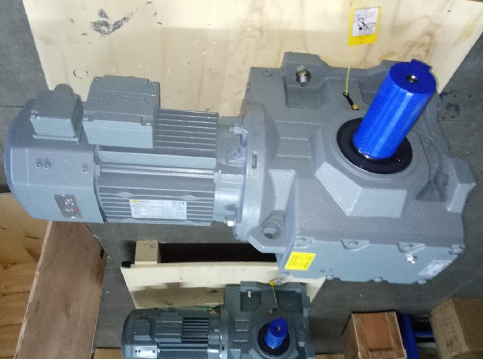 減速機(jī)配9700W電機(jī) 減速機(jī)配9700W電機(jī)