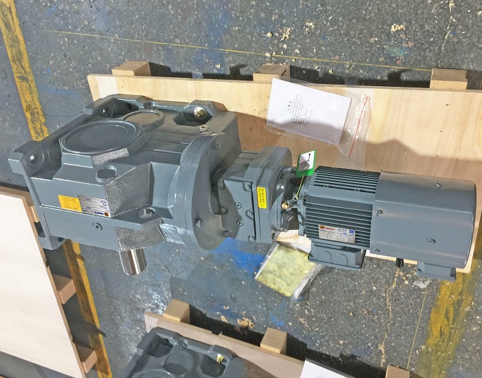 減速機(jī)配上調(diào)速電機(jī) 減速機(jī)配上調(diào)速電機(jī)