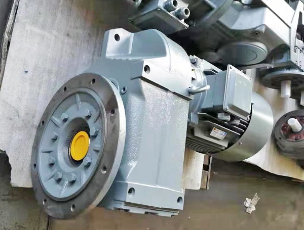 1比64減速電機(jī),1:64減速機(jī),64比減速器,開煉機(jī)減速機(jī),減速機(jī)樣本 1比64減速電機(jī),1:64減速機(jī),64比減速器,開煉機(jī)減速機(jī),減速機(jī)樣本