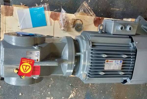 調(diào)理池加藥裝置減速機(jī),7.5KW電機(jī)減速機(jī),7500W減速電機(jī) 調(diào)理池加藥裝置減速機(jī),7.5KW電機(jī)減速機(jī),7500W減速電機(jī)