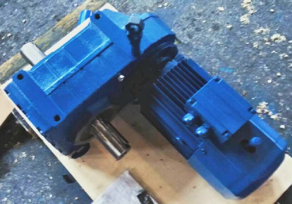 帶動(dòng)800公斤的減速機(jī),34轉(zhuǎn)平行軸減速電機(jī),34RPM/MIN減速器 帶動(dòng)800公斤的減速機(jī),34轉(zhuǎn)平行軸減速電機(jī),34RPM/MIN減速器