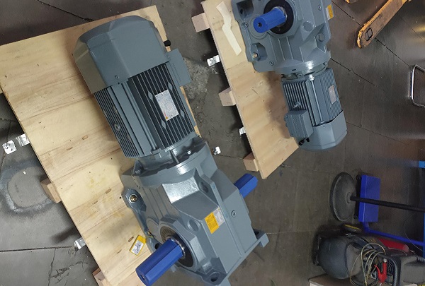 4KW減速電機(jī),4000W減速機(jī)帶電機(jī),減速機(jī) 4KW減速電機(jī),4000W減速機(jī)帶電機(jī),減速機(jī)