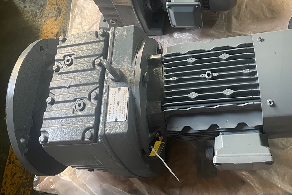 帶動20噸的減速電機,電動平板車電機減速機,減速機 帶動20噸的減速電機,電動平板車電機減速機,減速機