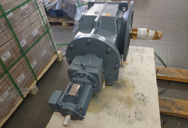 帶動3噸的減速電機,輥軸減速機,減速機 帶動3噸的減速電機,輥軸減速機,減速機
